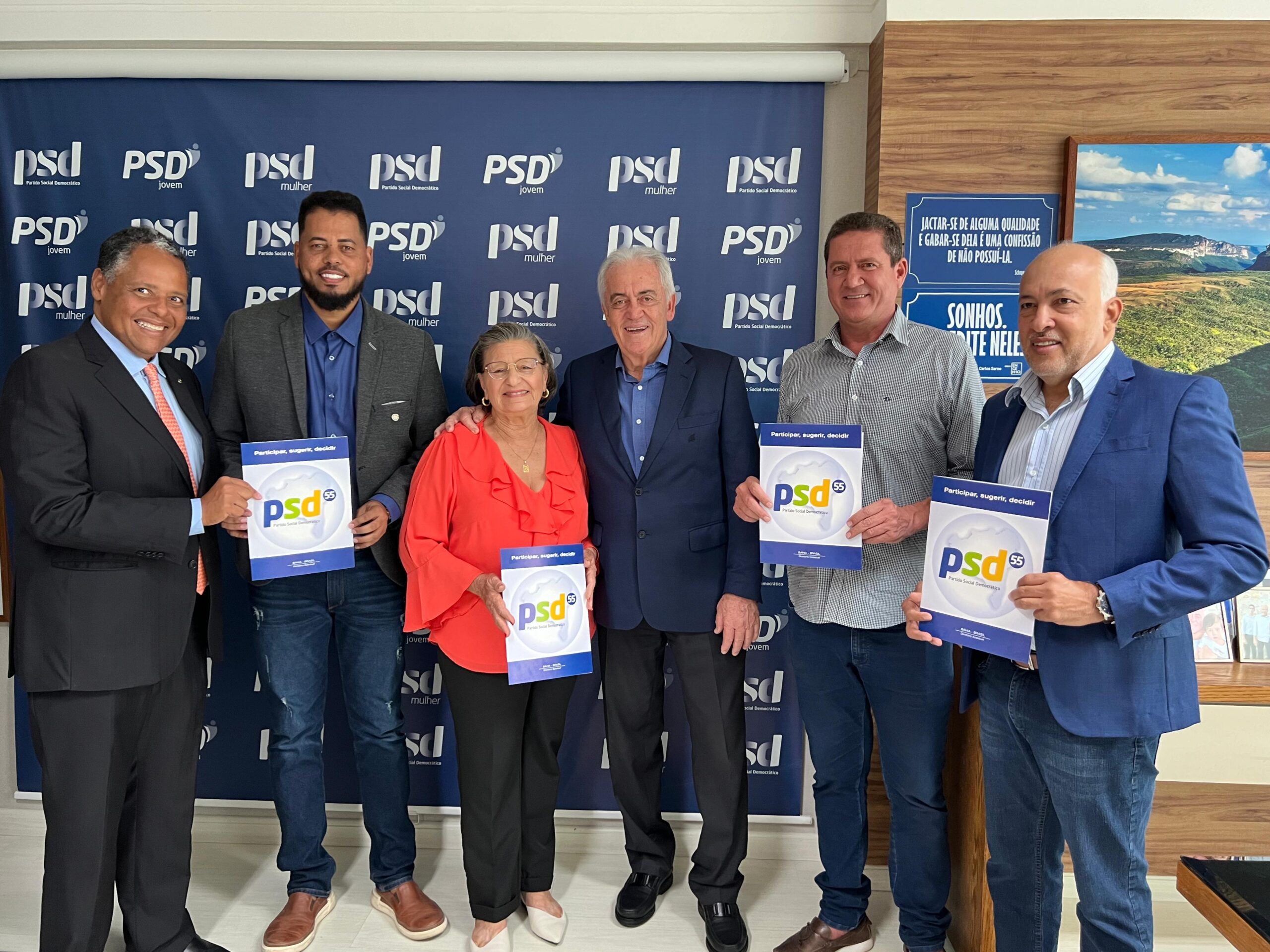 O PSD Bahia filiou, nesta segunda-feira (30), quatro prefeitos durante Reunião na sede da sigla, com o presidente estadual, senador Otto Alencar, e o líder da bancada do PSD na Cãmara, deputado federal Antonio Brito. Chegam ao PSD os prefeitos Maurício Lopes, de Santa Cruz da Vitória; Nilza da Mata, de São Sebastião do Passé; Joelson Rosário, de América Dourada; e Zezinho, de Itaparica. Com o ingresso dos gestores municipais, o PSD passa a ter 116 prefeitos, se consolidando como o maior partido do Estado e fortalecendo a sua base para as eleições municipais de 2024.